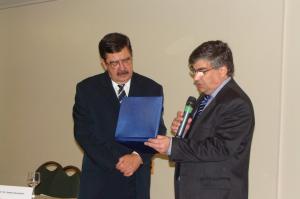 Prof Jose Ivan recebendo homenagem do Chefe do Departamento da FMRP - USP